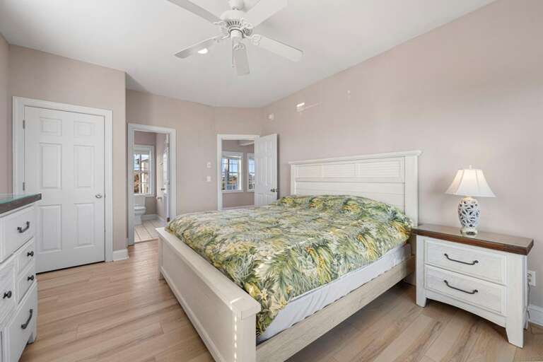 1st Level - Oceanfront - Southside - King Bed