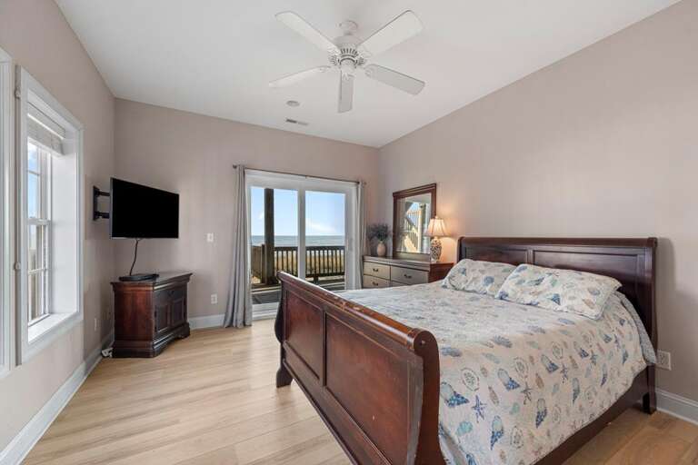 1st Level Oceanfront - Northside - Queen