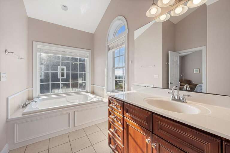 King Bedroom Private Bath - Jetted Tub - Shower