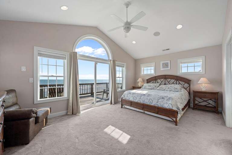 Top Level Penthouse Suite - King Bed - Deck Access - Private Bath