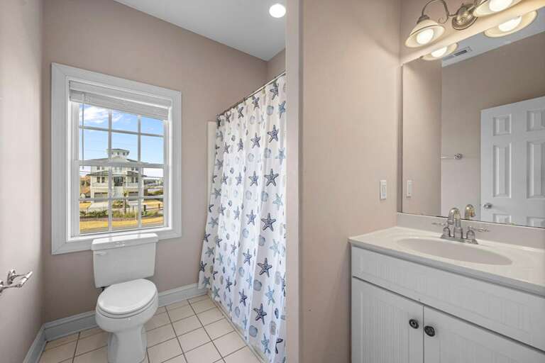 1st Level Northside Queen - Private Bath