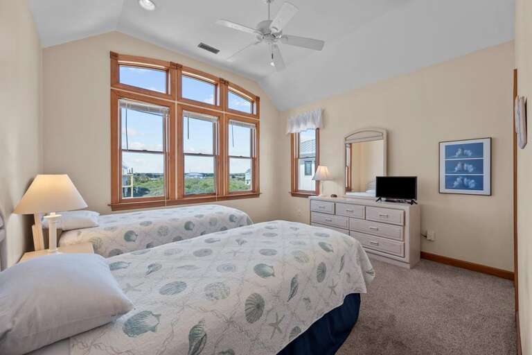 Bedroom 3 with 2 Twin Beds