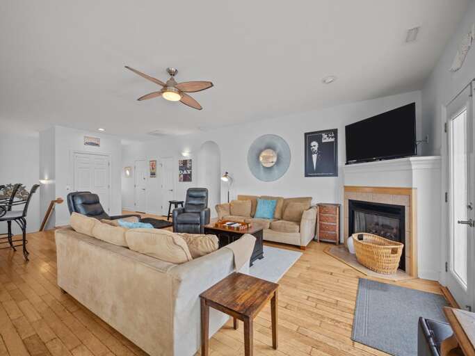 Living Area - Fireplace not for use