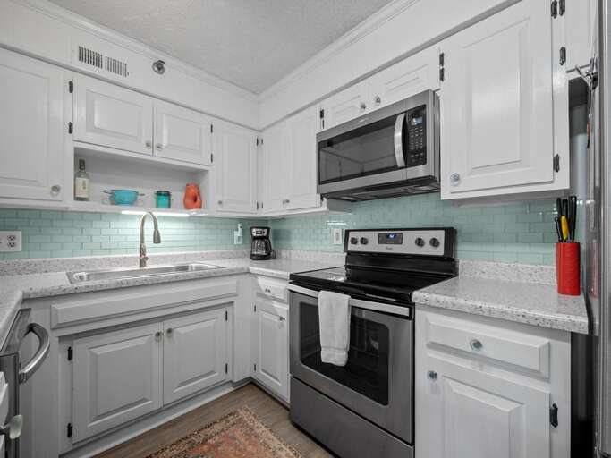 Spacious Kitchen - Lots of Cabinets & Storage