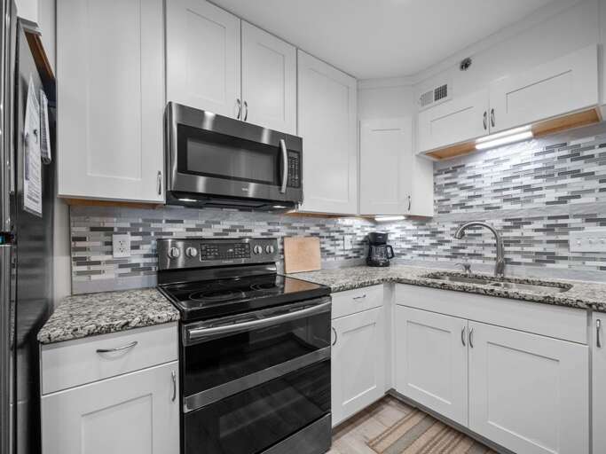 Kitchen - Granite - Custom Cabinets - Tile Backsplash