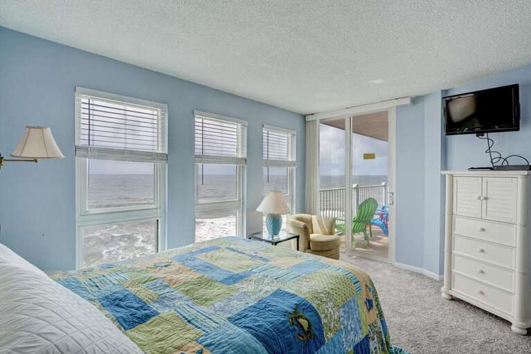 Master Bedroom - Queen Bed - Balcony Access