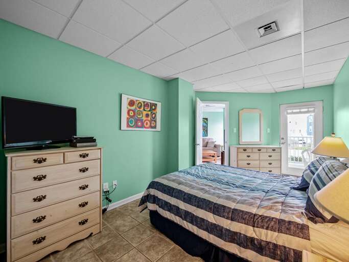 Master Bedroom - Queen Bed