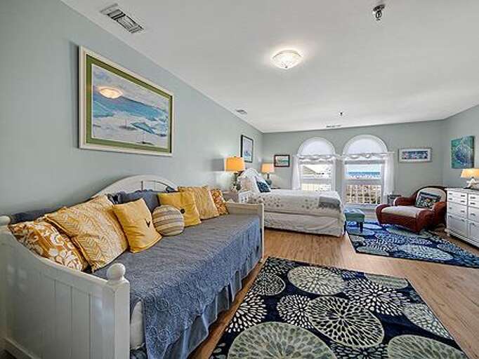 Master Suite - Day Bed with Pop-Up Trundle