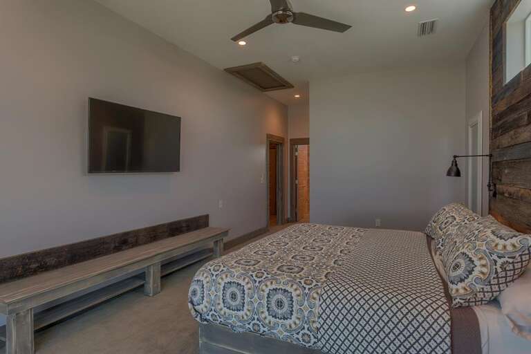 6 Pack Gulf Front Master Bedroom 1