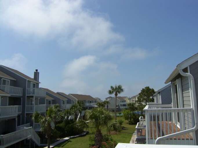 View_of_Tennis_Court_from_Top_Balcony