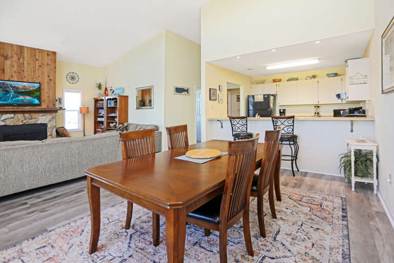 Dining Area & Bar Seating