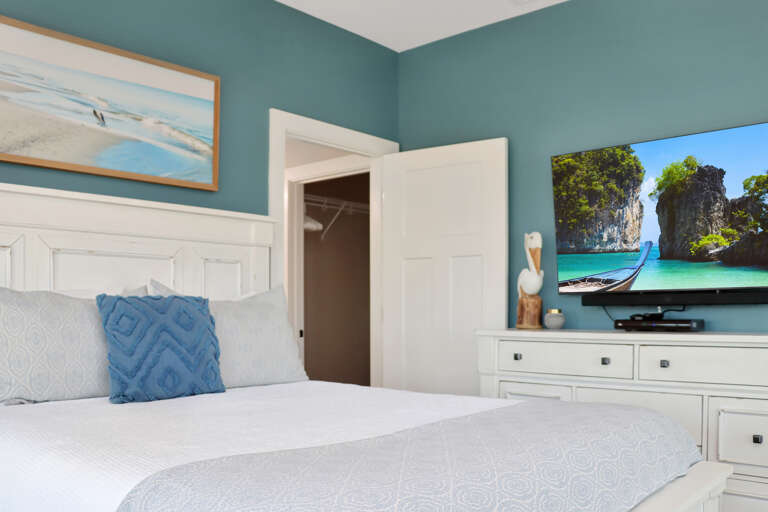 Bedroom 3 with TV and Full Bath