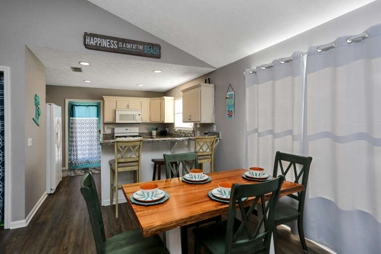 Dining Area & Kitchen