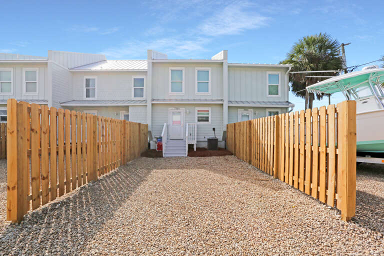 Rear Exterior & Parking