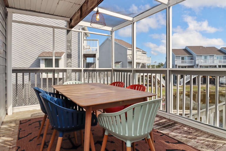 Outdoor Dining on Screened Deck