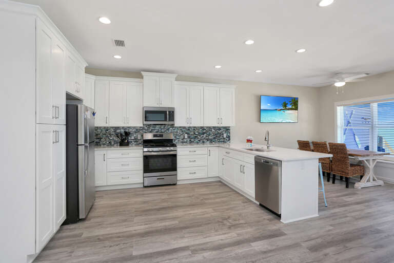 Large Open Kitchen & Dining Area Large Open Kitchen & Dining Area