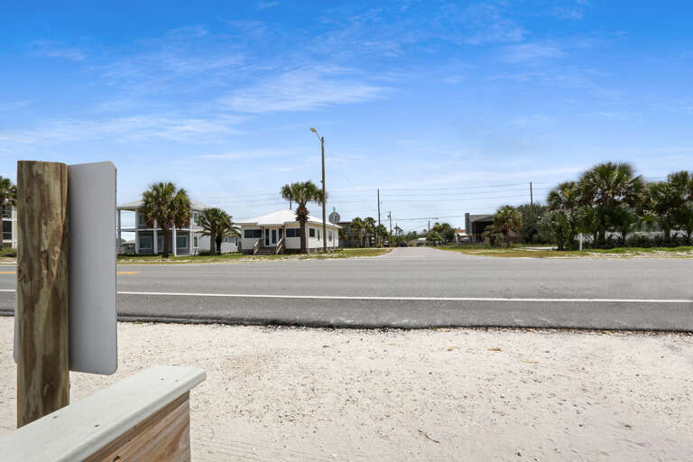 Maba's Corner 1 Block from Beach