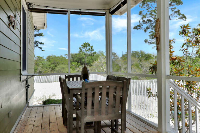 Outdoor Dining on Screened Deck