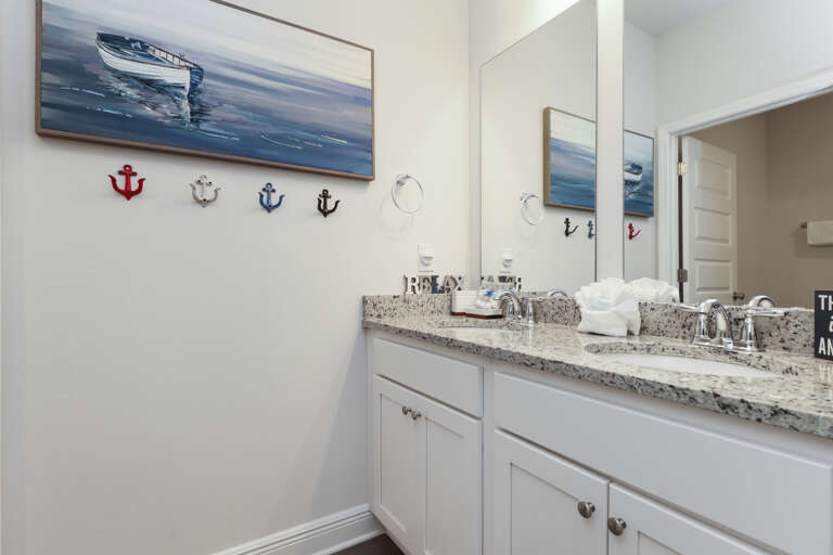 Upstairs Full Bathroom