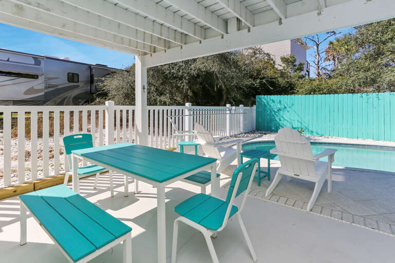 Picnic Dining Around Pool