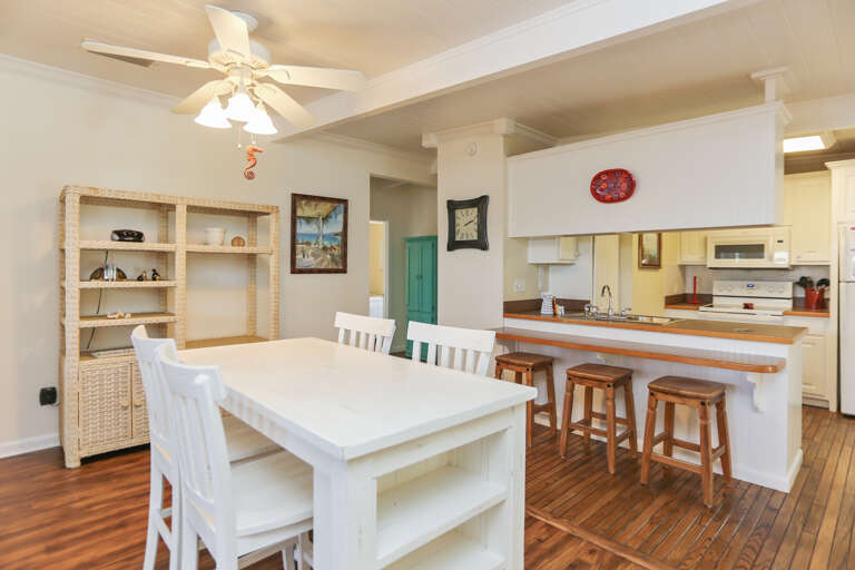 Small Dining & Bar Seating Small Dining & Bar Seating