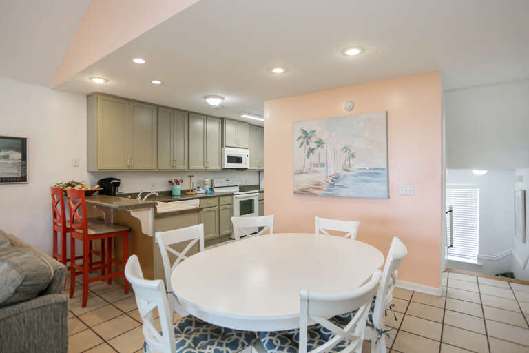 Dining Area & Kitchen