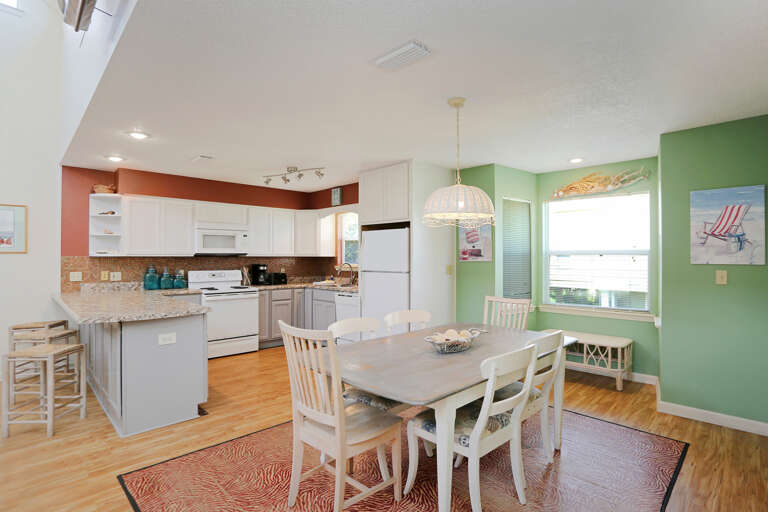 Dining Area & Kitchen