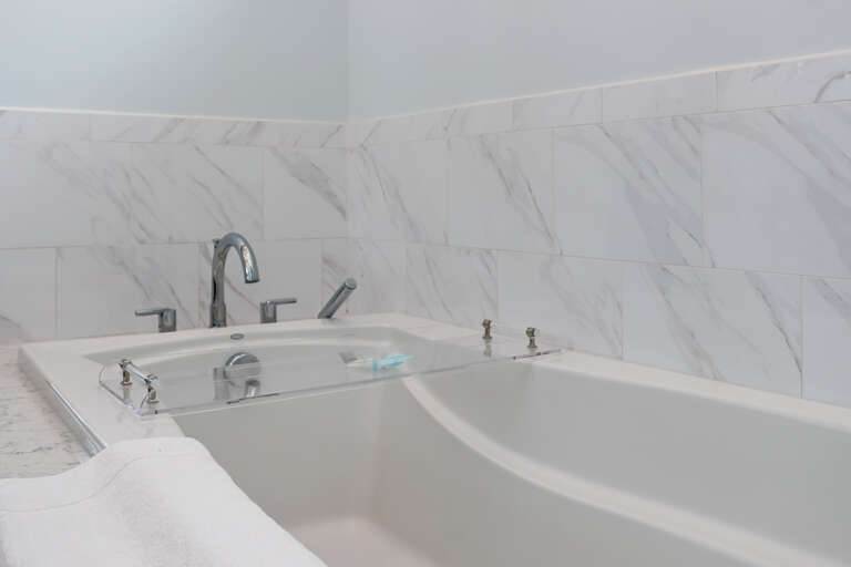 Bedroom 4 - Master Bath Tub
