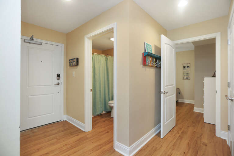 Full Bath in Hallway Full Bath in Hallway