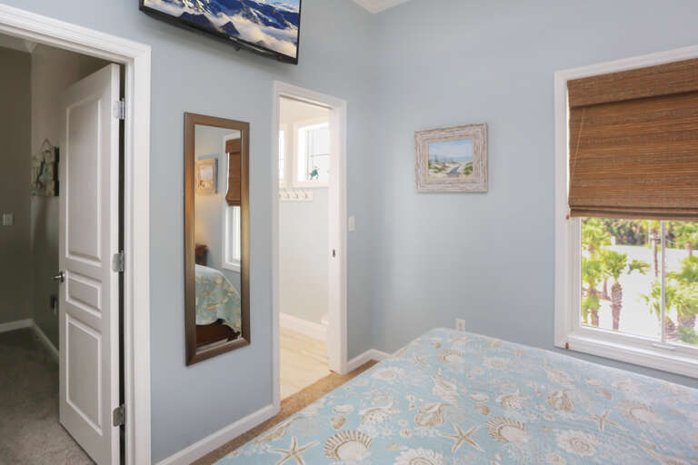 Bedroom 4 with TV & Full Bath