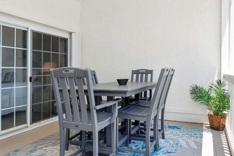 Outdoor Dining on Beachfront Deck Outdoor Dining on Beachfront Deck