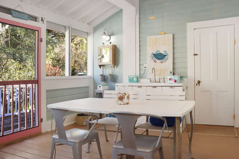 Outdoor Dining on Screened Porch