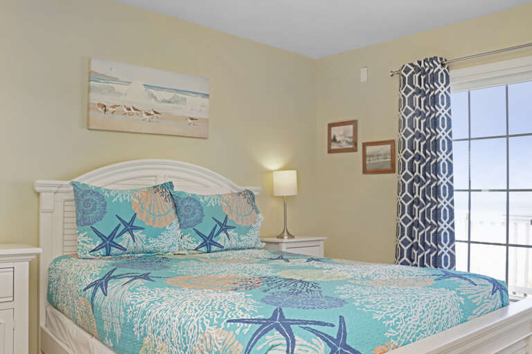 Bedroom 1 - Queen Bed