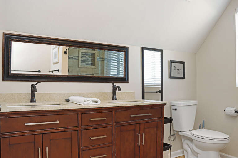 Upstairs Full Bathroom