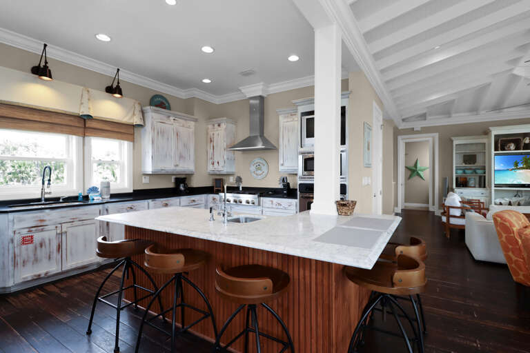 Kitchen with Wraparound Bar