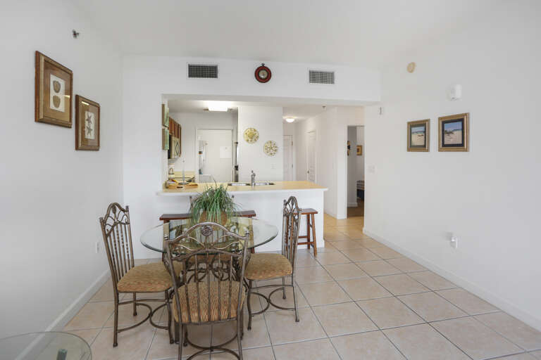 Dining Area & Kitchen
