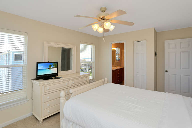 Bedroom 3 with TV & Full Bath