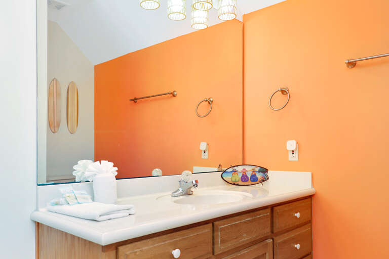 Upstairs Full Bathroom
