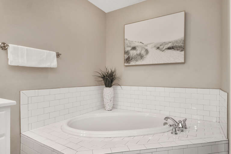 Bedroom 3 - Master Bath Tub
