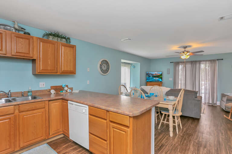 Kitchen & Dining