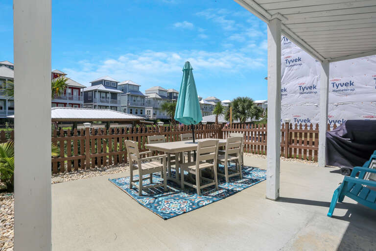 Outdoor Dining on Fenced Patio