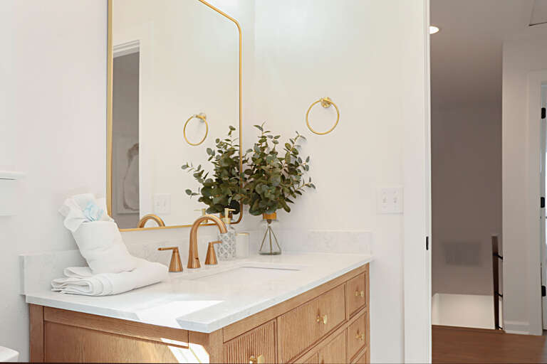 Upstairs Full Bathroom