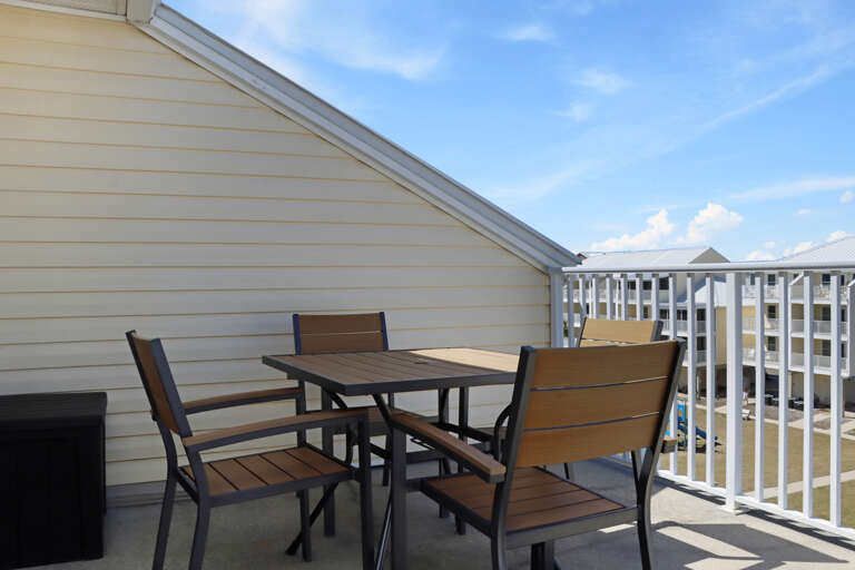 Outdoor Dining on Top Floor Deck