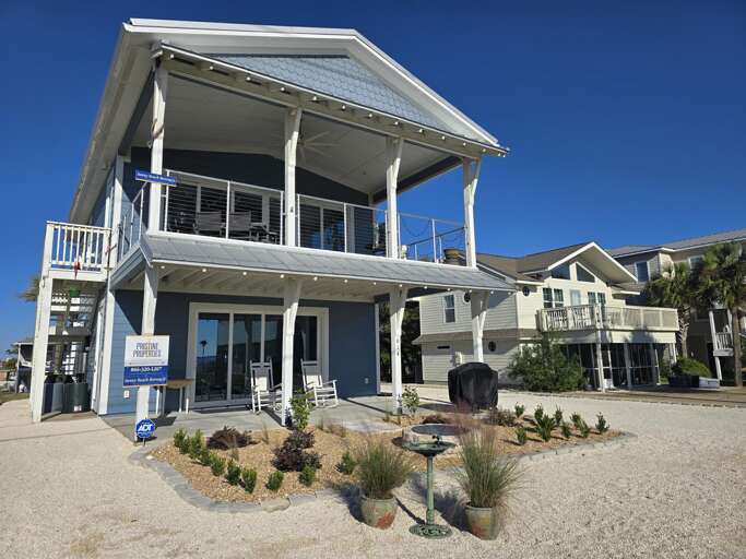 Roadside Exterior of the Sunny Breeze