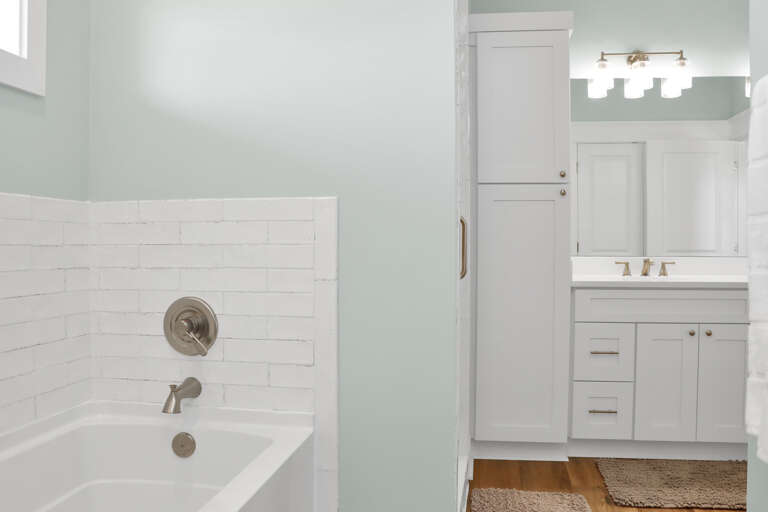 Bedroom 1 - Master Bath Tub