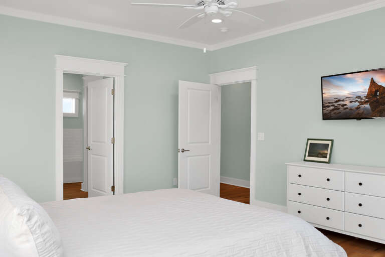 Bedroom 4 with Full Bath and TV