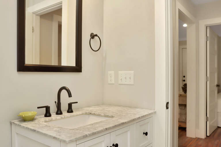 Full Bathroom in Hallway