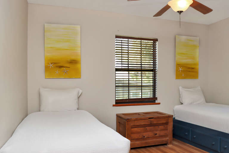 Bedroom 2 with Two Twin Beds
