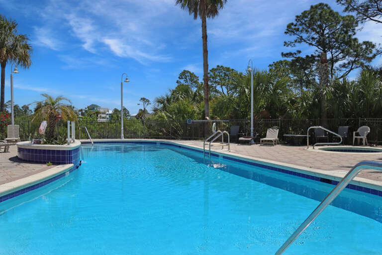 Community Pool and Hot Tub (1)