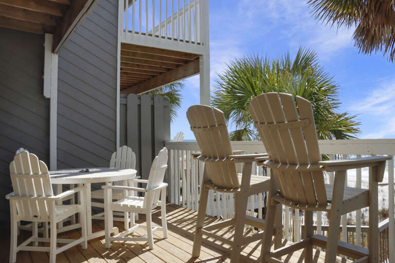 Outdoor Dining - Main Floor Deck